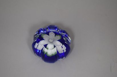 null LUNDBERG STUDIOS
Boule presse-papiers orné d'un gardenia blanc sur fond bleu...