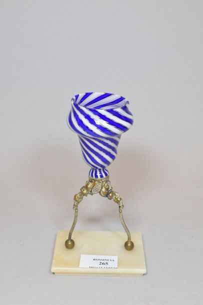 null CLICHY

Petit vase en cristal à décor rubané bleu et blanc spiralé. Monture...