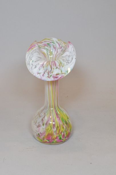 null CLICHY 

Vase en verre jaspé à long col polylobé ouvert. Ht. : 18.50 cm