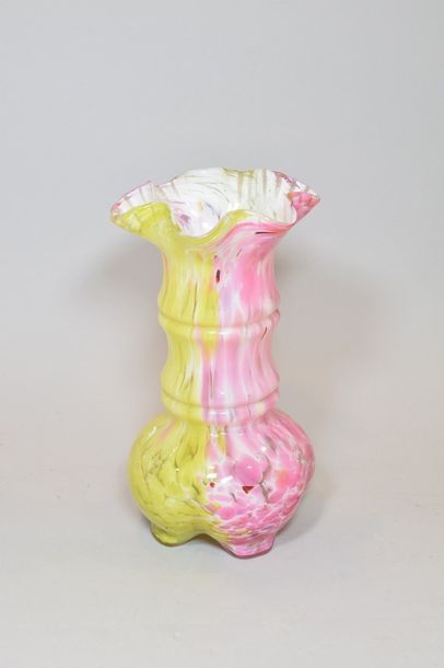 null CLICHY 

Vase en verre soufflé jaspé jaune et rose à panse renflée reposant...