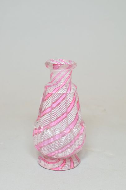 null SAINT-LOUIS

Petit vase piriforme sur piedouche à décor filigrané rose et blanc...