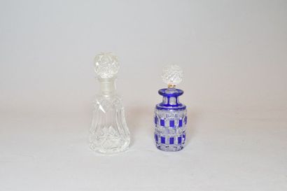 null BACCARAT

Ensemble de deux petits flacons, l'un en cristal overlay doublé bleu...