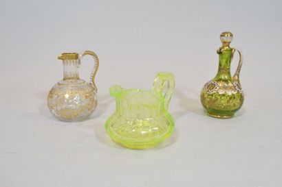 null Ensemble composé :

d'une petite carafe en cristal de Bohème vert au décor doré...