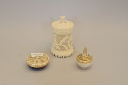 null Trois petites boîtes en ivoire sculpté et teinté ou doré
