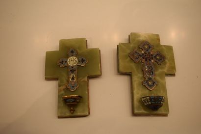 null Ensemble de deux crucifix de chevet en onyx, croix et bénitiers en émaux cloisonnés....