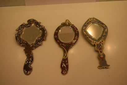 null Ensemble de trois face à mains à miroirs biseautés en bronze au décor d'émaux...