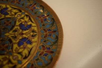 null Porte-montre en bronze reposant sur un disque richement décoré d'émaux cloisonnés...