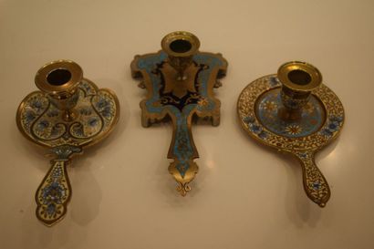 null Ensemble de trois chandeliers à main en bronze argenté (usures) au décor d'émaux...