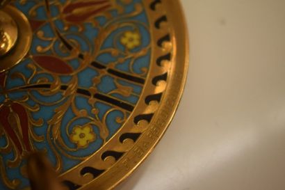null Chandelier à main avec poussoir en bronze reposant sur un disque richement décoré...