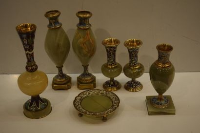 null Ensemble de six vases soliflores dont deux paires, montures en bronze en émaux...