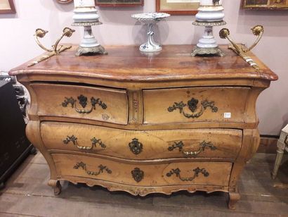 null Commode tombeau en noyer sculpté ouvrant par quatre tiroirs.
XVIIIème siècle....