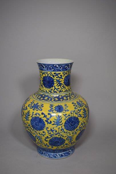 Vase en porcelaine, à décor de rinceaux de...