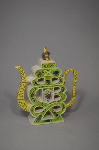 null Verseuse en porcelaine émaillée vert et jaune, ajourée en forme de caractère...