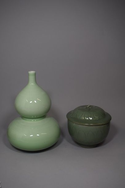 null Lot de deux objets, dont un vase double gourde en porcelaine émaillée vert clair...