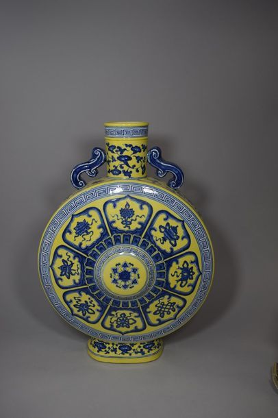 null Vase en porcelaine de forme gourde aplatie, à décor en bleu sur fond jaune,...