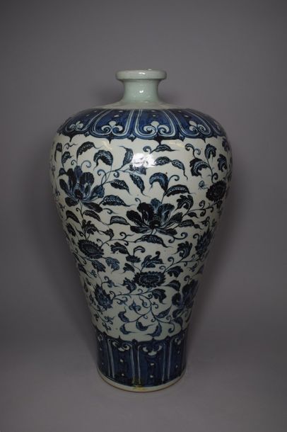 null Grand vase meiping en porcelaine bleu blanc, dans le goût des Ming, à décors...