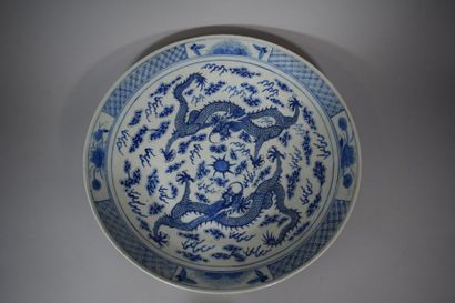 Chine XXe 

Plat en porcelaine à décor émaillé...