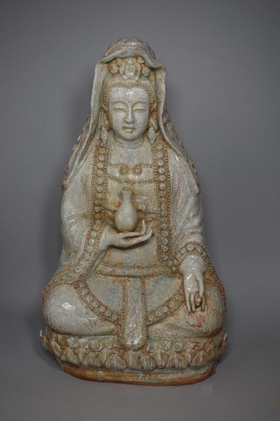 null Guanyin en grès vernissé blanc bleuté, assise en méditation sur un lotus, tenant...