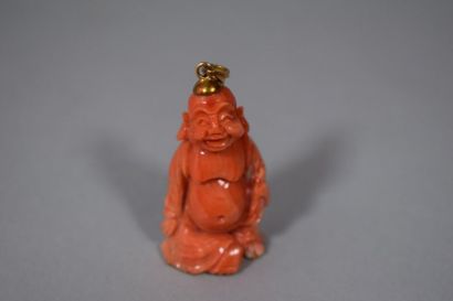 null Chine, XXe siècle 

Petit pendentif en corail orange représentant Milefo souriant.

Haut....