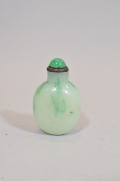 null Tabatière en verre à l'imitation du jade.

H. : 6..5cm

