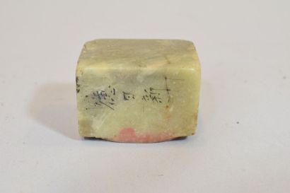 null Petit cachet en pierre dure 

Chine, XXe siècle 

H : 3 cm 
