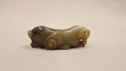 null Chine, XXe siècle 

Sujet en jade figurant deux chiens couchés 

L : 8.5 cm...