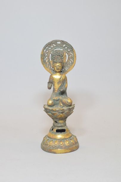 null Sujet en bronze doré avec traces d'oxydations 

représentant le Bouddha assis...