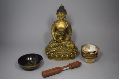 null Sujet en bronze de patine dorée, représentant le Bouddha Sakyamuni assis en...