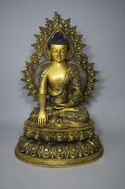 null Grand sujet en bronze doré représentant le Bouddha Sakyamuni assis en méditationsur...