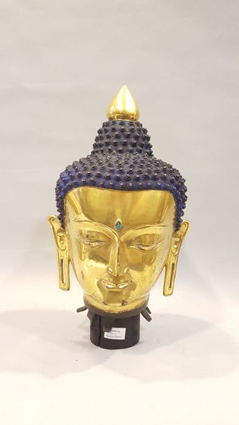 null Tête de Bouddha en bronze doré et rehauts de pigments.

Chine, fin du XXe siècle.

Haut....