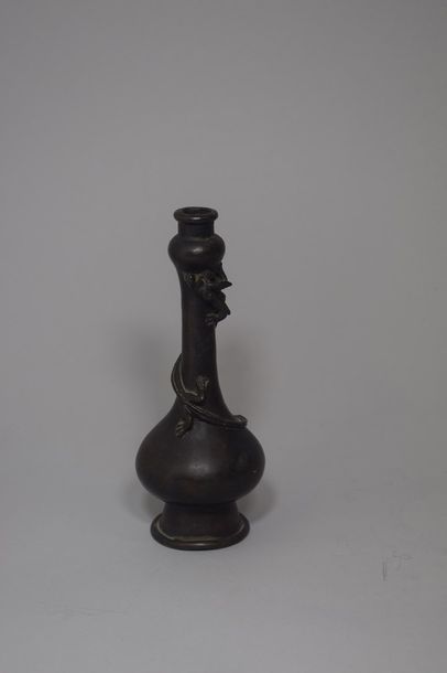 null Japon, XVIIIe-XIXe siècle

Petit vase en bronze en patine noir, sculpté en relief...