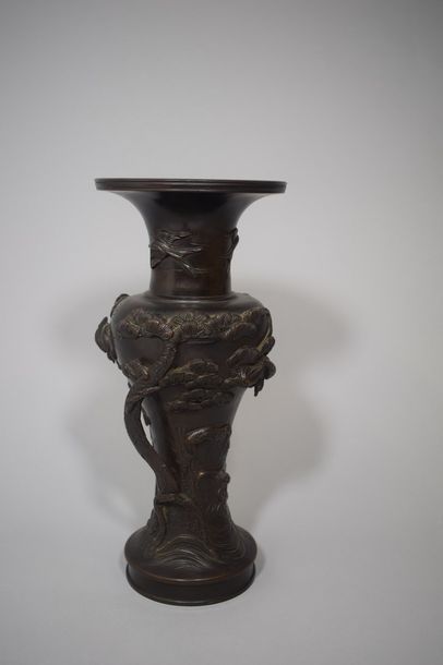 null Japon, vers 1900-1920

Vase à col évasé, en bronze de patine brune, à décor...