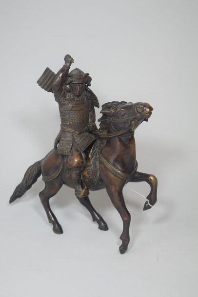 null Japon, vers 1920

Okimono en bronze représentant un samouraï à cheval, brandissant...