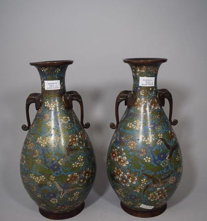 null Japon, vers 1920

Paire de vases piriformes à col évasé, en bronze et émaux...