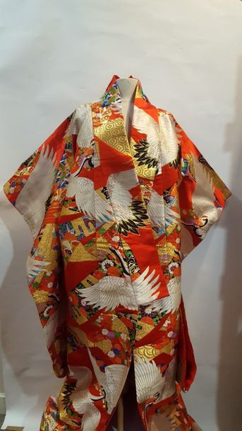 null Japon, seconde moitié de XXe siècle

Uchikake, kimono de mariage en soie rouge,...