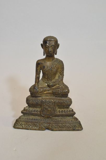 null Thaïlande, XIXe siècle

Petit Bouddha assis en méditation sur une haute base,...