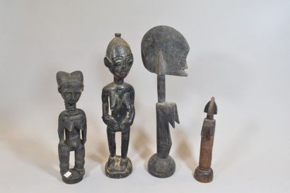 null Lot composé de deux statues et deux akuba Côte Est Côte d'Ivoire 