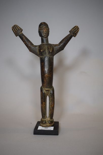 null Statuette Lobi Bateba les bras écartés appelée par les coloniaux "Christ Lobi"...