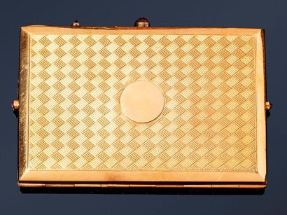 null Poudrier rectangulaire en or jaune 18k (750) à décor losangique guilloché, le...