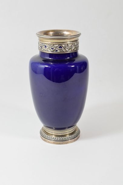 null Vase en faïence émaillée bleu, la monture en argent (950) posant sur un piédouche...