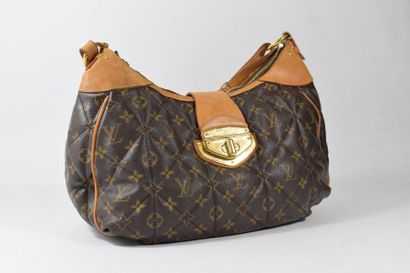 null LOUIS VUITTON

Sac ETOILE 

Toile Monogram matelassée et cuir naturel, anse...