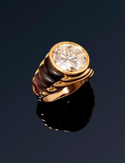null Bague demi jonc or jaune 18k (750) godronnée sertie d'un diamant demi taille...