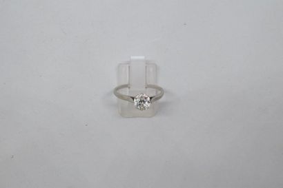 null Bague en platine sertie d'un diamant demi-taille.

Poids du diamant : env 0,70...