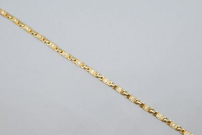 null Bracelet en or jaune 18K (750) formé d'une ligne souple de motifs rectangulaires...