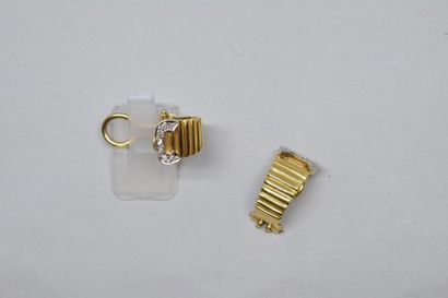 null Paire de clips d'oreilles en or jaune et or gris 18k (750) formés d'un bandeau...