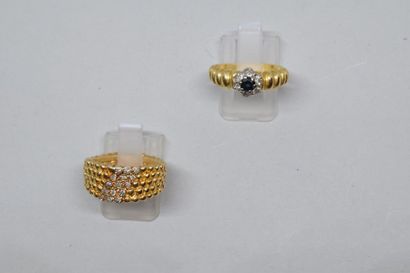 null Deux bagues en or jaune 18k (750), la première formée d'un bandeau perlé,coupé...