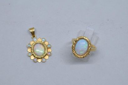 null Bague et pendentif étoilé en or jaune 18k (750) orné chacun d'une opale ovale,...