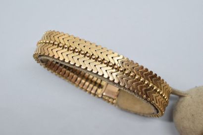 null Bracelet ruban souple or jaune 18k (750) articulé de chevrons unis, coupés d'une...