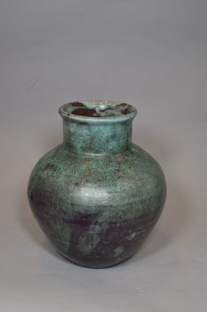 null Eugène LION (1867-1945)

Vase en grès à corps ovoïde épaulé et col cylindrique...