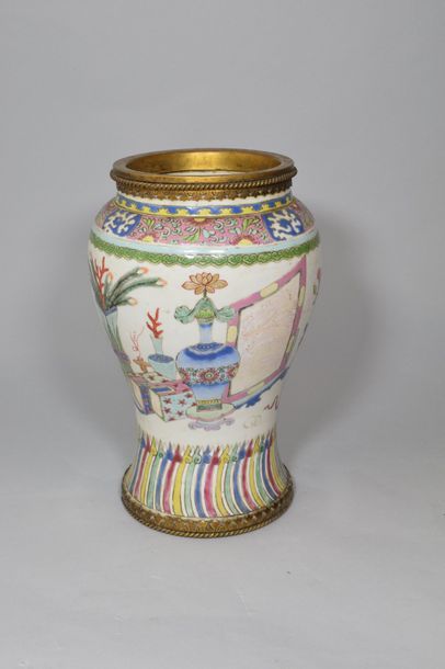 Paris, Samson, XIXe. Vase balustre en porcelaine...